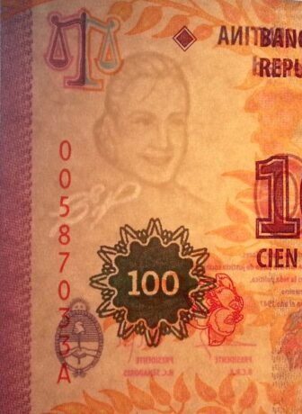 Затверджено нову банкноту Аргентини в 100 песо (B412a)